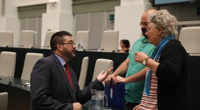 El concejal de Econom&iacute;a, Carlos S&aacute;nchez Mato, y otros dos ediles de Ahora Madrid. 