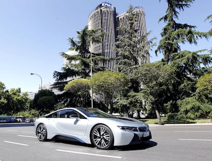 Sentarse a los mandos de un i8 es una experiencia distinta, desde la pura conducción en sí hasta la atracción de miradas y fotografías. En el primer punto, es un coche que se adapta a la perfección al ritmo y al tráfico de la gran ciudad. Se mueve con agilidad y, además, con un bajo consumo. En carretera entrega su potencial, aunque por debajo de deportivos de su precio, 139.000 euros.