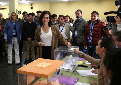 La candidata del PP a la presidencia de la Comunidad de Madrid, Isabel Díaz Ayuso, vota en el instituto Conde Orgaz de Madrid.