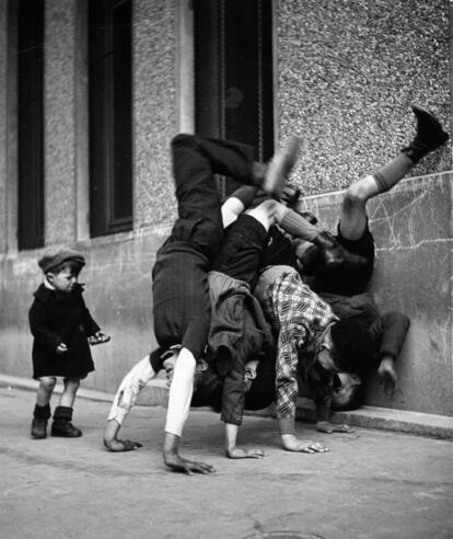 Niños de París fotografiados por Robert Doisneau.