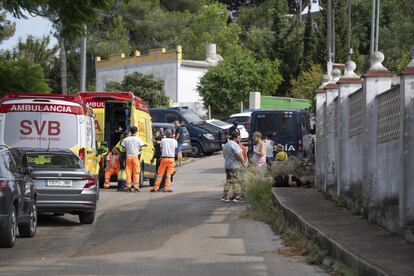 Servicios de emergencia en una calle de la localidad de Alzira, donde han sucedido los hechos.