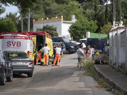 Servicios de emergencia en una calle de la localidad de Alzira, donde han sucedido los hechos.