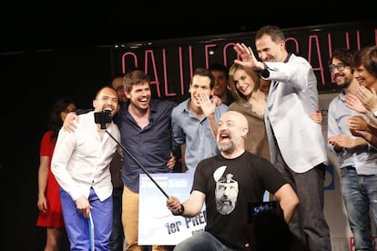 Los Reyes, con los participantes del certamen Famelab de monólogos científicos en la sala Galileo Galilei de Madrid el pasado mayo.
