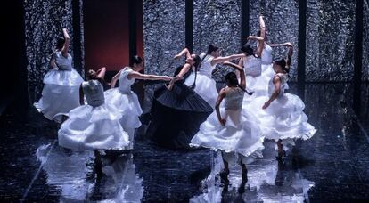 Rafaela Carrasco, de negro, rodeada del cuerpo de baile, en un momento del espectáculo 'Nocturna. Arquitectura del insomnio'.