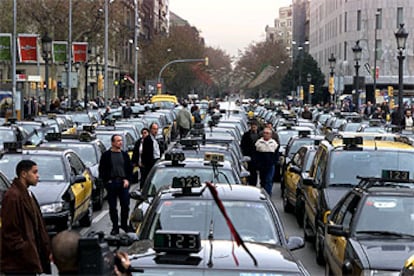 La concentración de taxistas de ayer en la plaza de Catalunya.