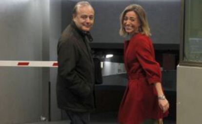 El diputado José Andrés Torres Mora y la exministra Carme Chacón, entrando en la sede socialista de Ferraz (Madrid).
