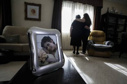 Retrato de Cristina Martín-Tesorero, en el salón de su casa. Al fondo, su madre y su hermana.