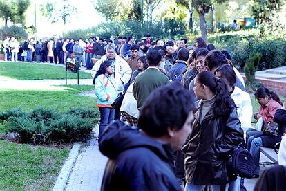 Cientos de personas, la mayoría inmigrantes, esperaban el pasado viernes recibir bolsas de comida en la iglesia evangélica Eben-Ezer.