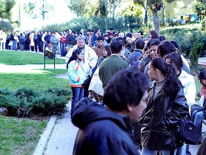 Cientos de personas, la mayoría inmigrantes, esperaban el pasado viernes recibir bolsas de comida en la iglesia evangélica Eben-Ezer.