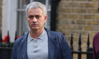 Mourinho sale de la casa de Guy Ritchie.