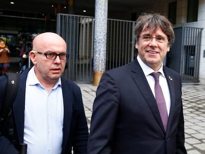 Carles Puigdemont abandona la oficina la Fiscalía belga tras entregarse a la policía en Bruselas.