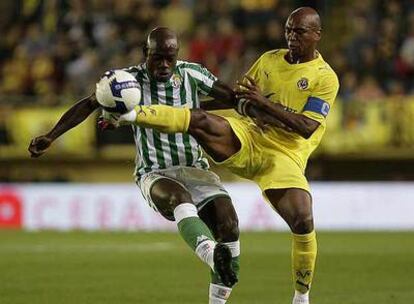 Emana pelea por el balón con Marcos Senna.