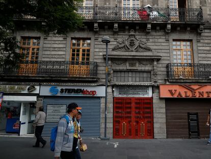 Varios comercios cerrados, en el centro histórico de Ciudad de México.