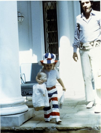 Tras su separación en 1972, Elvis y Priscilla decidieron compartir la custodia de la niña. En la imagen, el cantante y Lisa Marie, cuando la pequeña tenía seis años. 