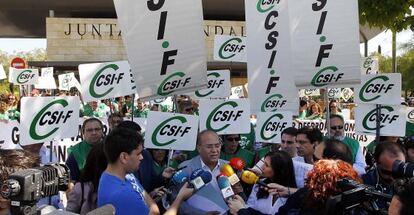 Funcionarios de la Junta de Andalucía, durante la protesta de este lunes en Sevilla por los recortes.