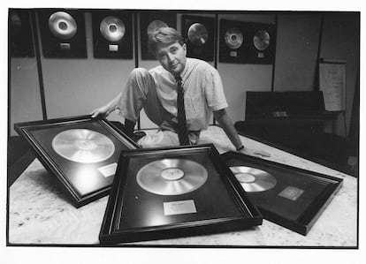 Manolo Díaz, con discos de oro en las oficinas de Madrid de CBS en una imagen de los años ochenta.