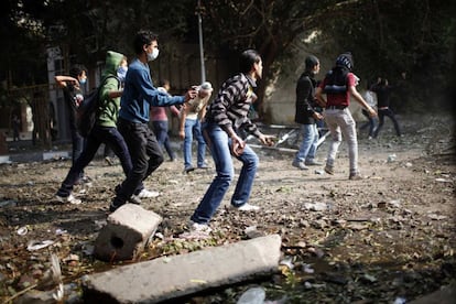 Detractores de Morsi lanzan piedras contra la policía en las cercanías de la plaza de la Liberación (Tahrir).