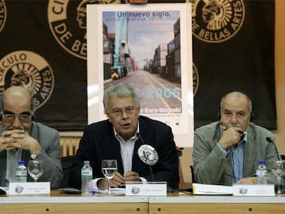 De izquierda a derecha, Mohamed Abed Yabri, Felipe González y Tahar Ben Jelloun, ayer en Madrid.