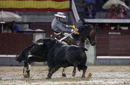 Sergio Galán, en la lidia del quinto, con el piso embarrado por la lluvia, esta tarde en Las Ventas.