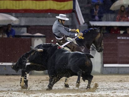 Sergio Galán, en la lidia del quinto, con el piso embarrado por la lluvia, esta tarde en Las Ventas.