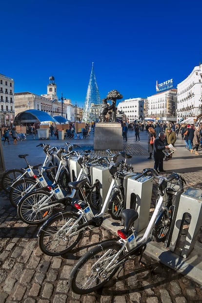 Bicicletas eléctricas de uso compartido en la Puerta del Sol de Madrid.