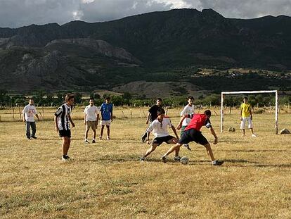 Los chicos del pueblo juegan con los veraneantes un partido de fútbol en Riolago de Babia.