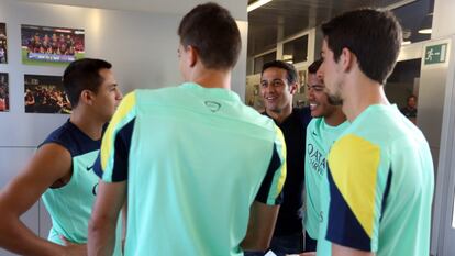 Thiago charla con Alexis Sánchez (i), Marc Bartra (de espaldas), Isaac Cuenca y Jonathan Dos Santos. En el primer día de trabajo del Barça 2013/14 solo han sido citados 15 jugadores, ausentes los futbolistas que han disputado partidos con sus selecciones durante el verano.