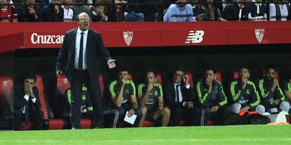 Benítez da órdenes durante el partido