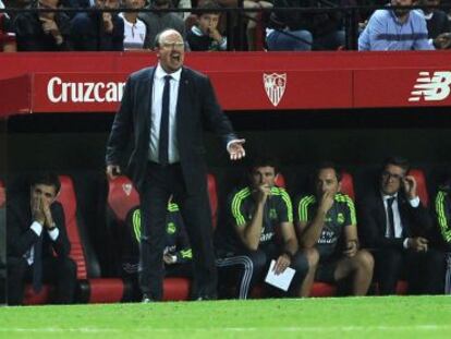 Benítez da órdenes durante el partido