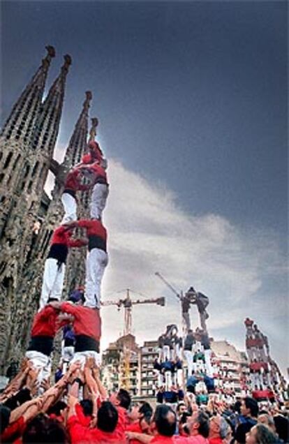 Las torres humanas se levantaron ante las de piedra de la Sagrada Família.