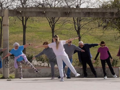 Gente mayor haciendo ejercicio en el parque del Tío Pío, en el distrito madrileño de Vallecas.