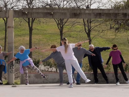 Un grupo de personas mayores hacía ejercicio el 20 de febrero en el parque del Tío Pío en Vallecas (Madrid).
