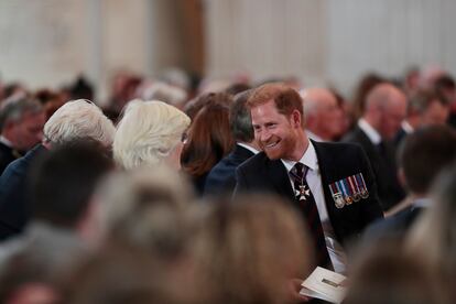 El príncipe Enrique saluda a sus tíos, Earl Spencer y lady Jane Fellowes, hermanos de Diana de Gales, el 8 de mayo de 2024, en un acto conmemorativo de los Juegos Invictus en la catedral de San Pablo, en Londres.