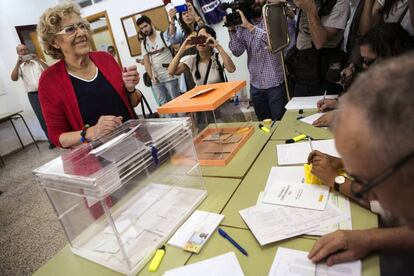 Manuela Carmena, exerceix el seu dret a vot a l'IES Conde de Orgaz.