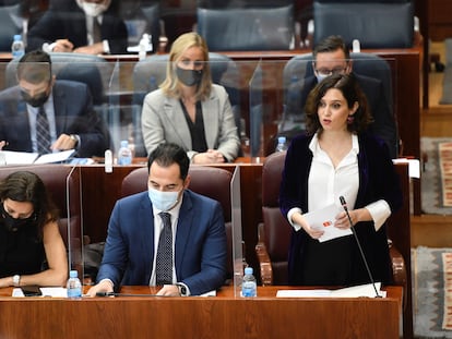 La presidenta de la Comunidad de Madrid, Isabel Díaz Ayuso (d), interviene junto al vicepresidente, Ignacio Aguado (c), durante el pleno en la Asamblea de Madrid.