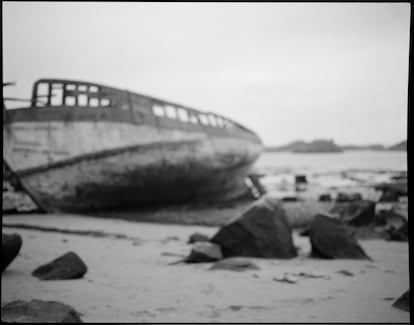 SERIE DE OPINIÓN: TERRITOIRES ÉLOIGNÉS
ENTREGA: MIÉRCOLES
PIE: Bréhat. Un antiguo barco de pesca de langostas, el Paul Langevin , descansa panza arriba sobre la playa de Nod Goven, en la cara oeste de la isla de Bréhat.