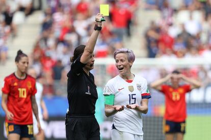 Megan Rapinoe reacciona cuando Katalin Kulcsar muestra la tarjeta amarilla.