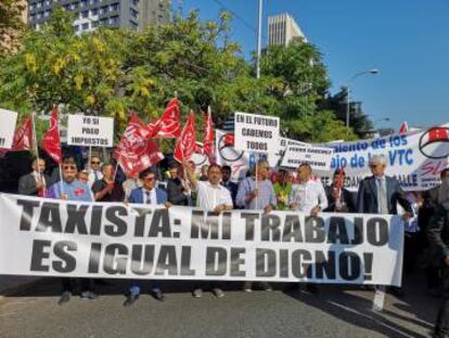 Protesta de los conductores de Uber y Cabify en el centro de Madrid este jueves.