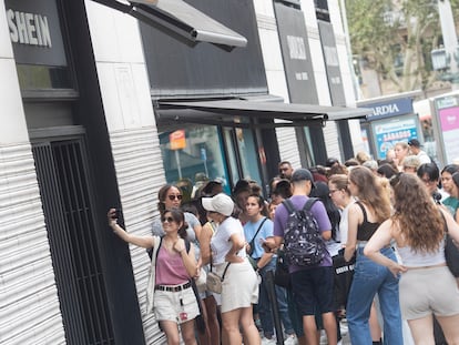 Decenas de personas esperan para acceder a la tienda temporal que el gigante chino de la moda Shein ha abierto en Barcelona.