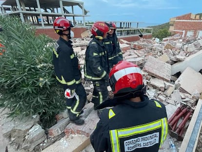 El derrumbe de un edificio en Peñíscola, en imágenes