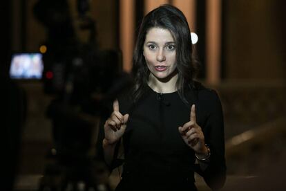 La cap de l'oposició, Inés Arrimadas, en una entrevista televisiva a primera hora del matí.