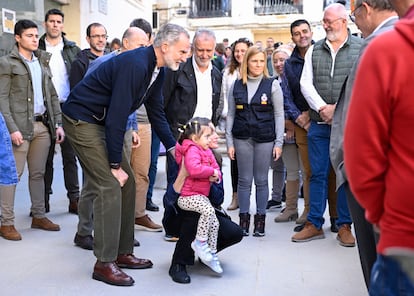 Los Reyes se fotografían con una niña.