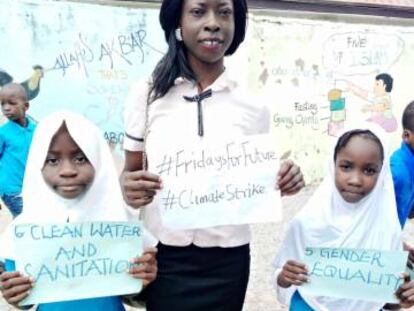 La activista Oladosu Adenike (en el centro) en una huelga del clima.