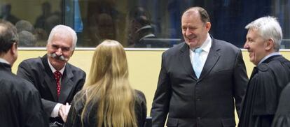 Stojan Zupljanin (izquierda) y Mico Stanisic (segundo por la derecha), en el Tribunal Penal Internacional, este miércoles en La Haya (Holanda).