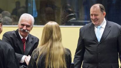 Stojan Zupljanin (izquierda) y Mico Stanisic (segundo por la derecha), en el Tribunal Penal Internacional, este mi&eacute;rcoles en La Haya (Holanda).