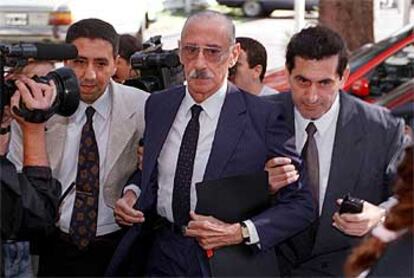 El ex presidente argentino Jorge Videla (centro), acude a un juicio sobre el robo de niños en el año 2000.