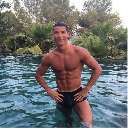 Si hay algo que le gusta a Cristiano Ronaldo (casi más que meter goles) es presumir de cuerpo y de bronceado. En otoño y en invierno ya le veremos presumir de sus sesiones de gimnasio, de sus coches y de sus cejas. Este verano lo que ha lucido es ese bañador ajustado.