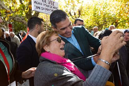 El presidente del Gobierno y secretario general del PSOE, Pedro Sánchez, se fotografía con una simpatizante a su llegada a un acto de partido, este sábado en Soria.
