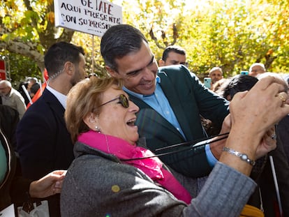 El presidente del Gobierno y secretario general del PSOE, Pedro Sánchez, se fotografía con una simpatizante a su llegada a un acto de partido, este sábado en Soria.