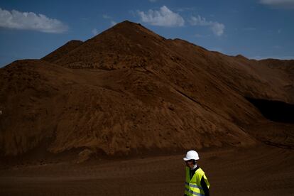 Orujillo empleado como biomasa para la generación de energía en la planta de Puente Genil.